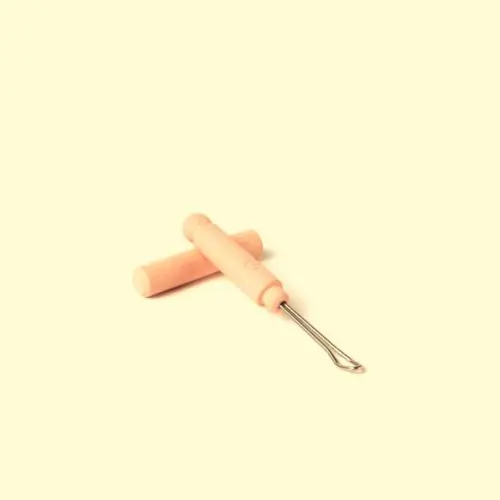 Cure oreille avec capuchon rose par Escurette