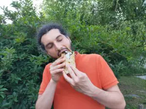 Kebab vegan maison 2 Pierre dégustant son kebab vegan maison